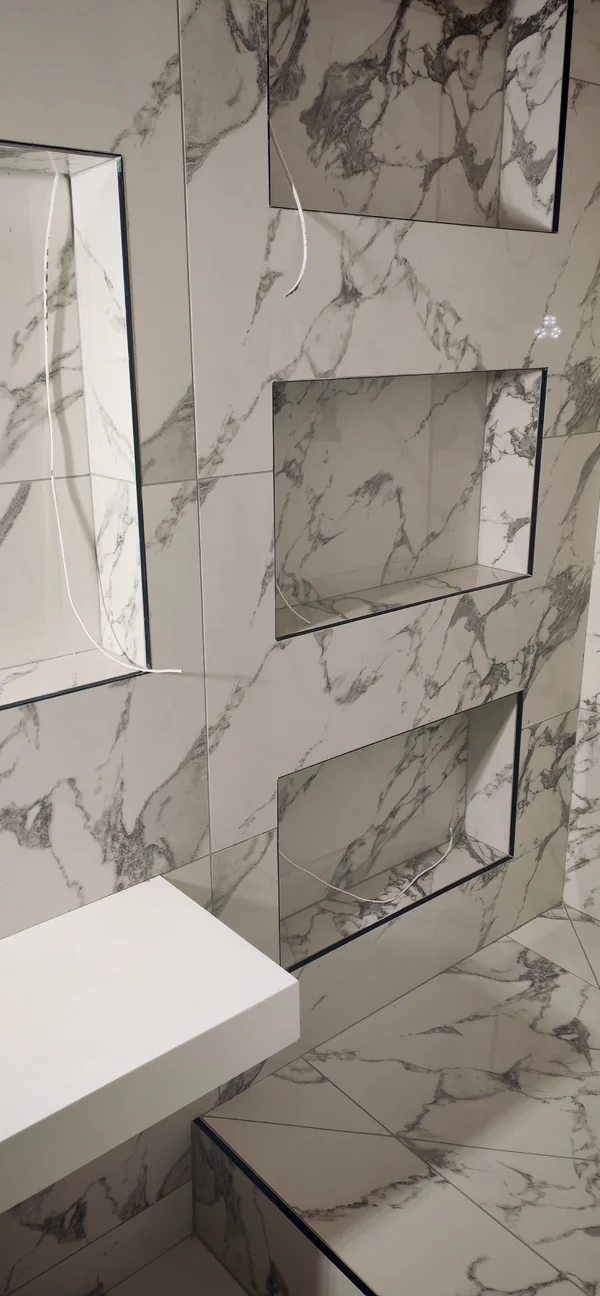 Tiled shower bench — Mitred edges, no trim
