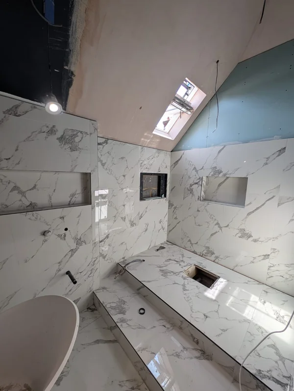 Bath surround — Continuous veining across the wall