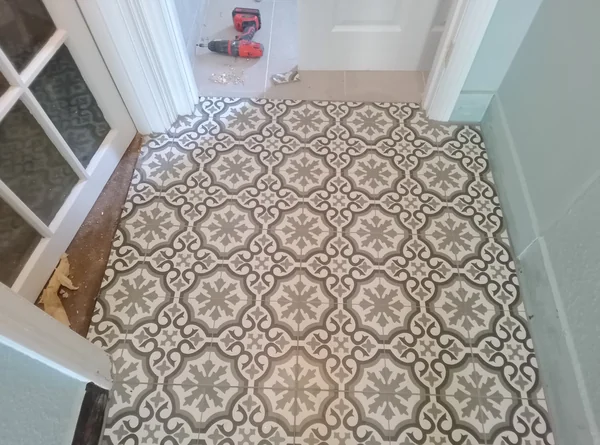 Encaustic bathroom floor — Pattern floor against plain walls