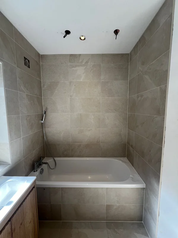 Grey bath surround — Large-format, minimal joints