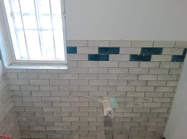 Metro with teal border — Brick bond, banded course