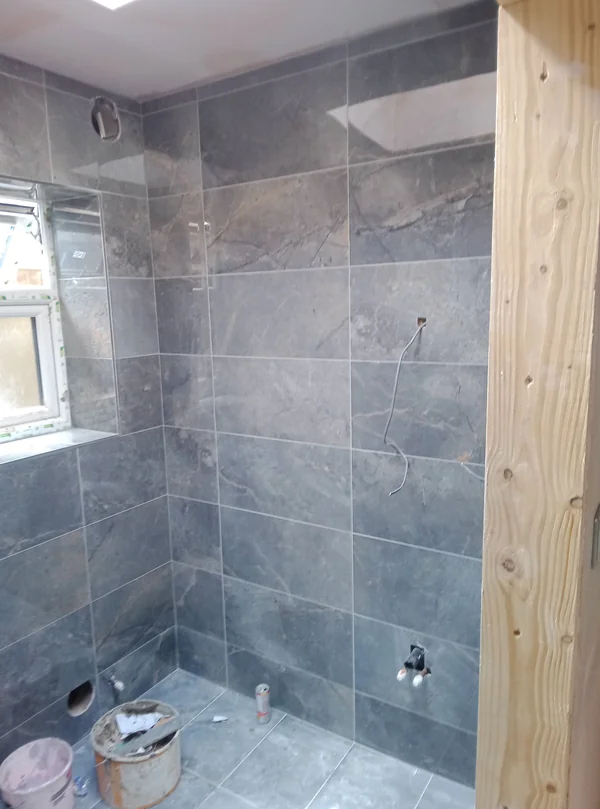 Stone-effect shower — Full height with recessed shelf