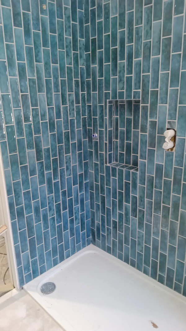 Teal metro shower — Vertical stack bond, recessed niche