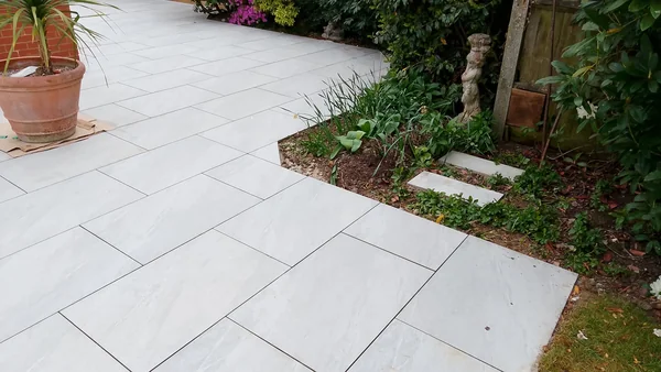Path through planting — Sweeping edge cut around borders